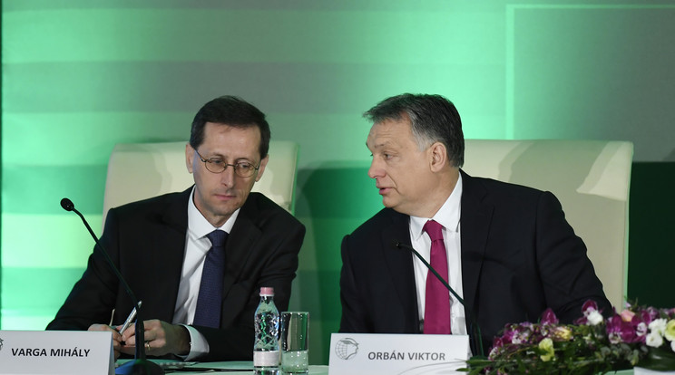 Varga Mihály és Orbán Viktor beszélgetését hallani lehetett /Fotó: MTI /Koszticsák Szilárd