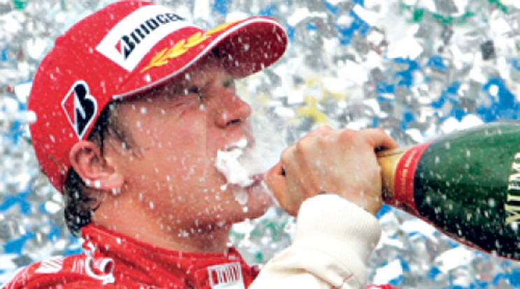 Kimi Räikkönen iszik és vezet