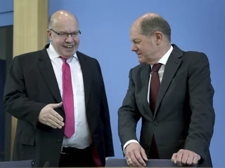 Peter Altmaier, minister gospodarki oraz Olaf Scholz, wicekanclerz i minister finansów Niemiec po ogłoszeniu programu, który ma pomóc zniwelować skutki epidemii koronawirusa. Berlin, 23 marca 2020 r.