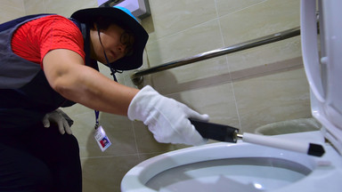 Korea walczy z podglądaczami - "łowcy kamer" przeszukują damskie toalety w Seulu