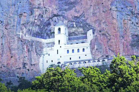 Manastir Ostrog, jedna od svetinja SPC u Crnoj Gori 