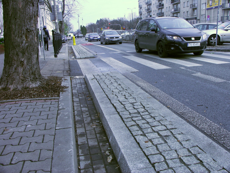 Pas dla rowerów… z przeszkodami dla samochodów