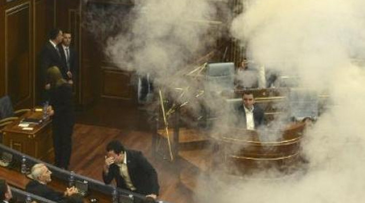 Őrület! Könnygázt dobott a politikus képviselőtársai közé a parlamentben