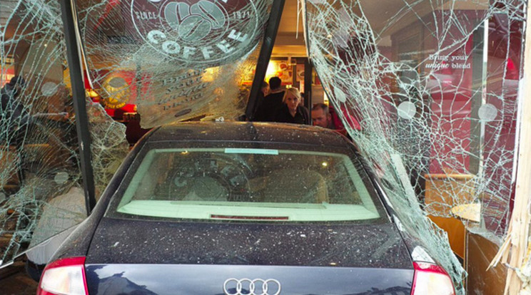 Az Audi teljes sebességgel törte át a kávézó üvegfalát /fotó: Twitter