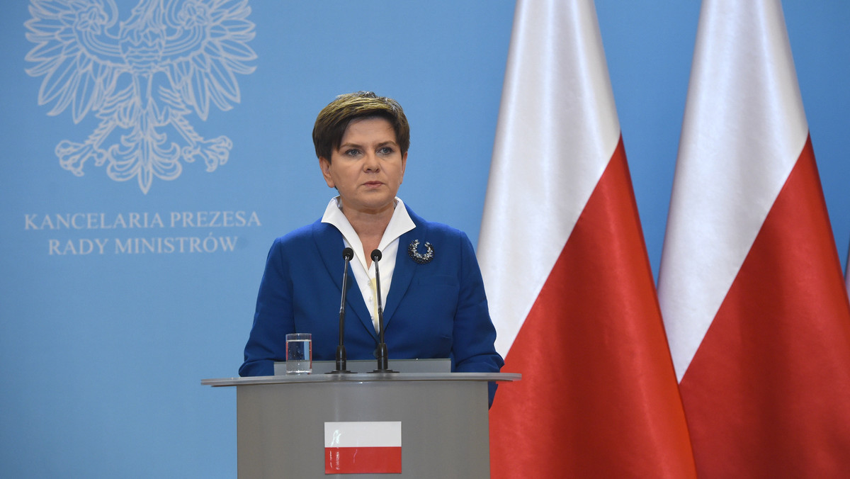 Agencje prasowe AP i AFP oraz gazeta "Financial Times" w wydaniu online zwróciły dziś uwagę, że na sali, w której premier Beata Szydło spotkała się tego dnia z dziennikarzami, nie było flagi Unii Europejskiej.