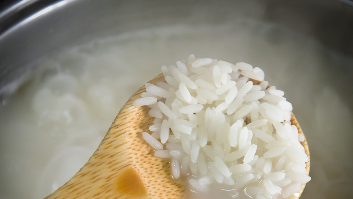 Ryż jest jednym z najpopularniejszych produktów spożywczych oraz podstawowym źródłem pożywienia w wielu krajach na całym świecie. Szczególnie w Azji, na którą przypada 90% światowego spożycia ryżu. Jest tani, łatwy do przygotowania i odżywczy. Jednak podobnie, jak inne produkty skrobiowe, ma jedną główną wadę - może być szkodliwy dla zdrowia. Nadmiar skrobi zamienia się w tłuszcz magazynowany w organizmie. Naukowcy próbując walczyć z problemem otyłości, postanowili znaleźć sposób na obniżenie kaloryczności ryżu.