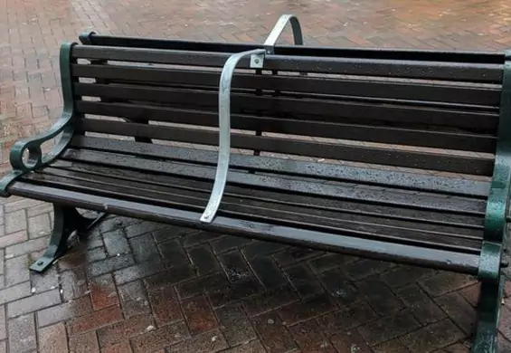Władze miasta przemieniły ławki w "odporne na bezdomnych". Społeczeństwo oburzone