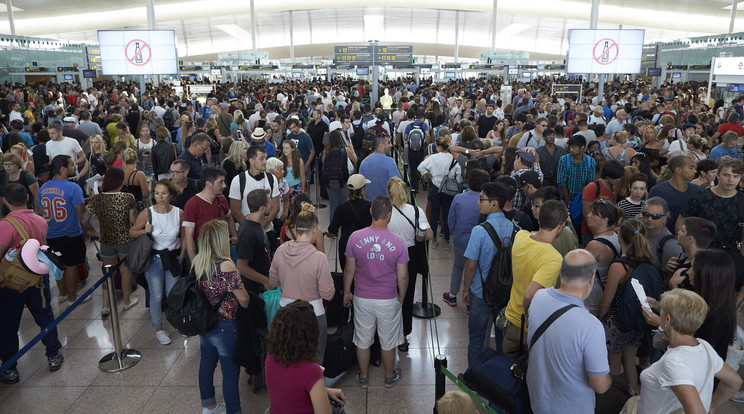 A spanyol média arról beszél, a reptér dolgozói szándékosan nyújtják olyan hosszúra a sorokat, amilyenre csak tudják /Fotó: MTI