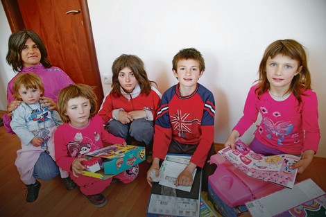 Mališani su dobili igračke, ali su se toliko zbunili kao da nisu verovali da je to za njih