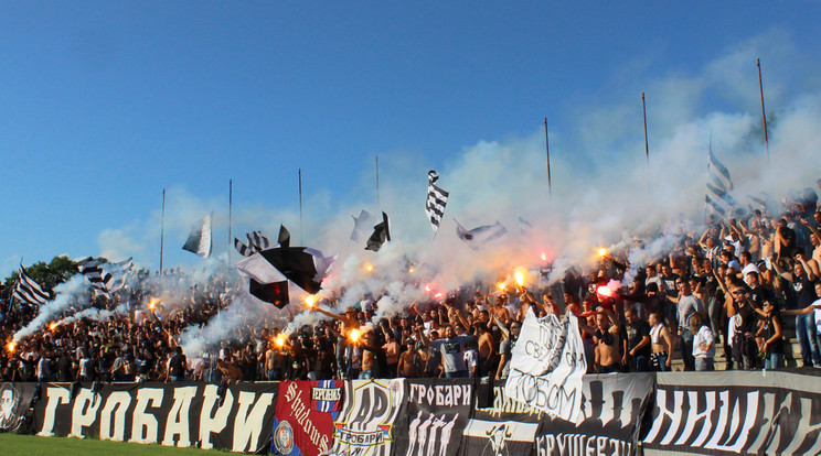 A Grobari, vagyis a Sírásók
pokoli hangulatot teremtenek a stadionokban