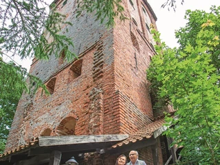 Jolanta i Ryszard von Pilachowscy zamek w Przezmarku kupili, żeby spędzić w nim spokojną emeryturę. Myślą jednak też o stworzeniu w nim bazy noclegowej dla turystów