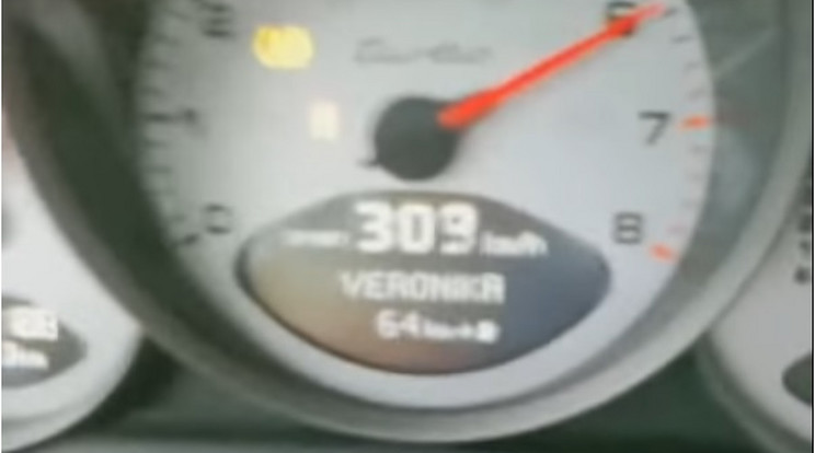 Vannak helyzetek, amikor a 309 km/h sem elég ahhoz, hogy valaki az utak királya legyen /Fotó: Youtube