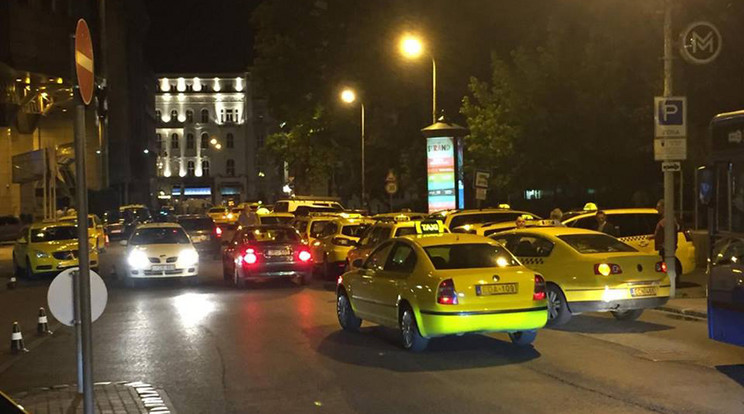 Két-három tucat taxi is leparkolt tegnap az egykori drosztnál