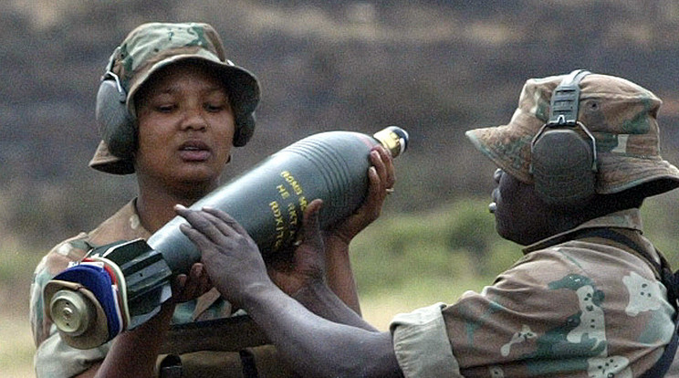 Katonanőre támadt a gepárd, de megúszta élve /  Foto:AFP
