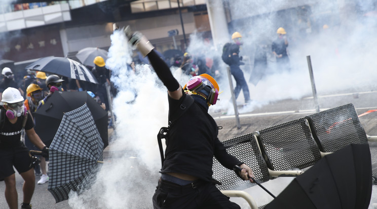 A gázmaszkos tüntetők igyekeztek visszahajigálni a könnygázgránátokat / Fotó: MTI