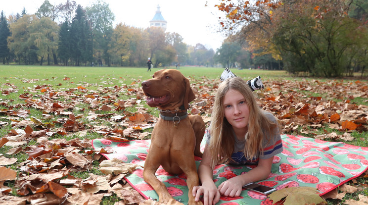 Csak a rozsdás levelekből látszik, 
hogy Mira (12) és 
Jampi nem májusban, hanem novemberben piknikezik / Fotó: Pozsonyi Zita