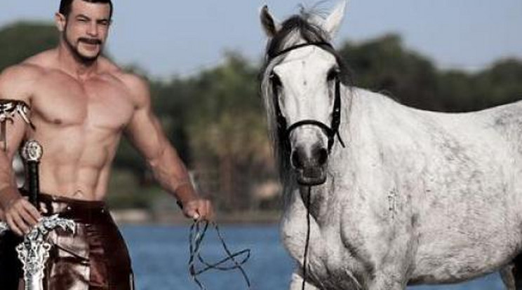 Kegyetlen fotók! Kínozta lovát a testépítő pár