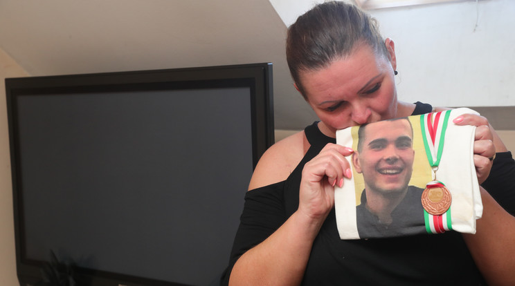 György édesanyja, Henrietta mutatja a fia fotóját ábrázoló pólót. A szülőket órákon keresztül hallgatták ki a rendőrök /Fotó: Varga Imre