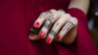 Nowy trend w manicure: tatuaże nad paznokciami. Inspirujące zdjęcia