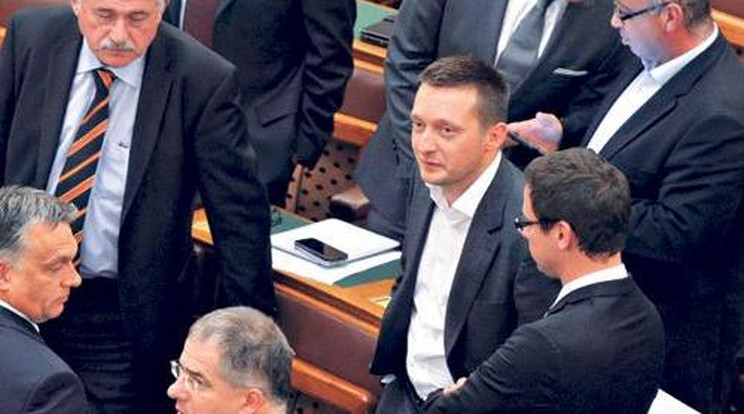 Simicskán múlhat a Fidesz kétharmada