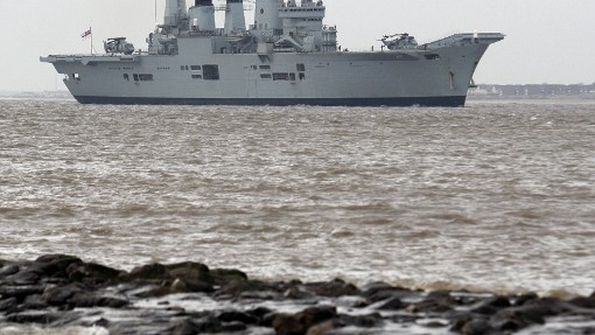 Wycofany z użytku w marcu 2011 r. z powodu oszczędności w resorcie obrony, lotniskowiec HMS Ark Royal, w przeszłości flagowy okręt brytyjskiej Królewskiej Marynarki Wojennej, będzie pocięty na żyletki - donoszą niedzielne media.