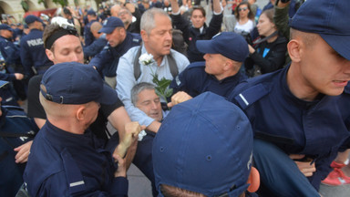 Warszawa: rozpoczął się proces Władysława Frasyniuka ws. naruszenia nietykalności policjantów