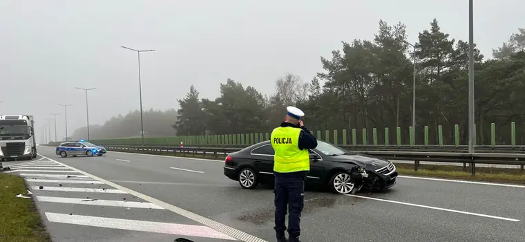 "Rażące zaniedbania na miejscach kolizji i wypadków drogowych". Poseł stawia zarzuty policjantom. Resort jeszcze nie odpowiedział