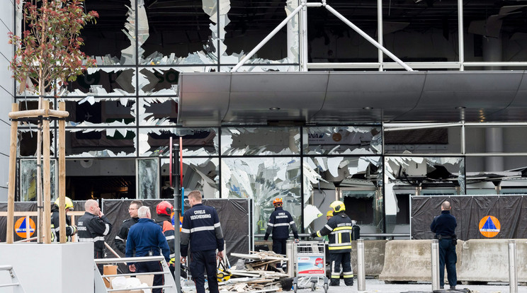 A romokat takarítják Brüsszelben a terrortámadás után /Fotó: MTI