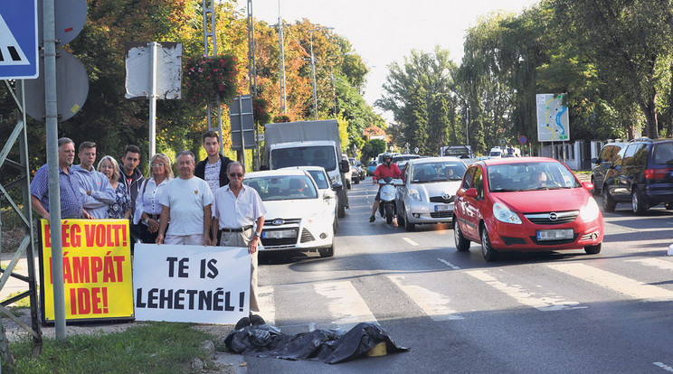 Szentendrén jelképes holttesttel tüntettek még tavaly. Itt is voltak zászlók egy ideig /Fotó: Gy. Balázs Béla