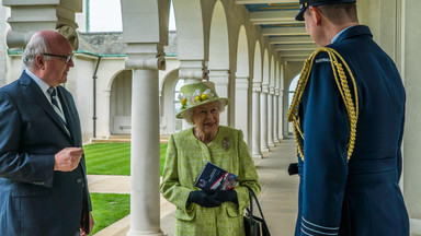 Królowa bez maseczki świętuje 100-lecie Królewskich Sił Powietrznych