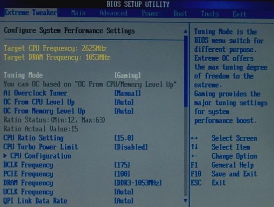 Typowy dla ASUS-a poziomy układ menu BIOS-u
