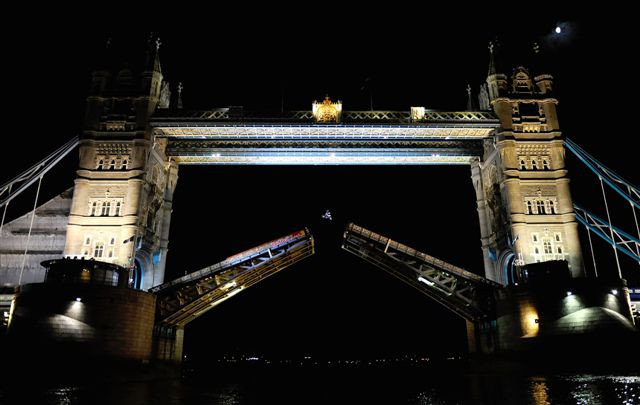 Red Bull X-Fighters: backflip na londyńskim Tower Bridge