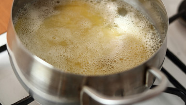 Czy wiesz, co zrobić z wodą po ziemniakach? Quiz z trików w kuchni [QUIZ]