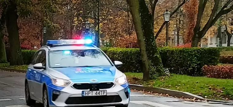 Policjanci pomogli kierowcy przepchnąć auto. Grozi mu teraz 5 lat więzienia