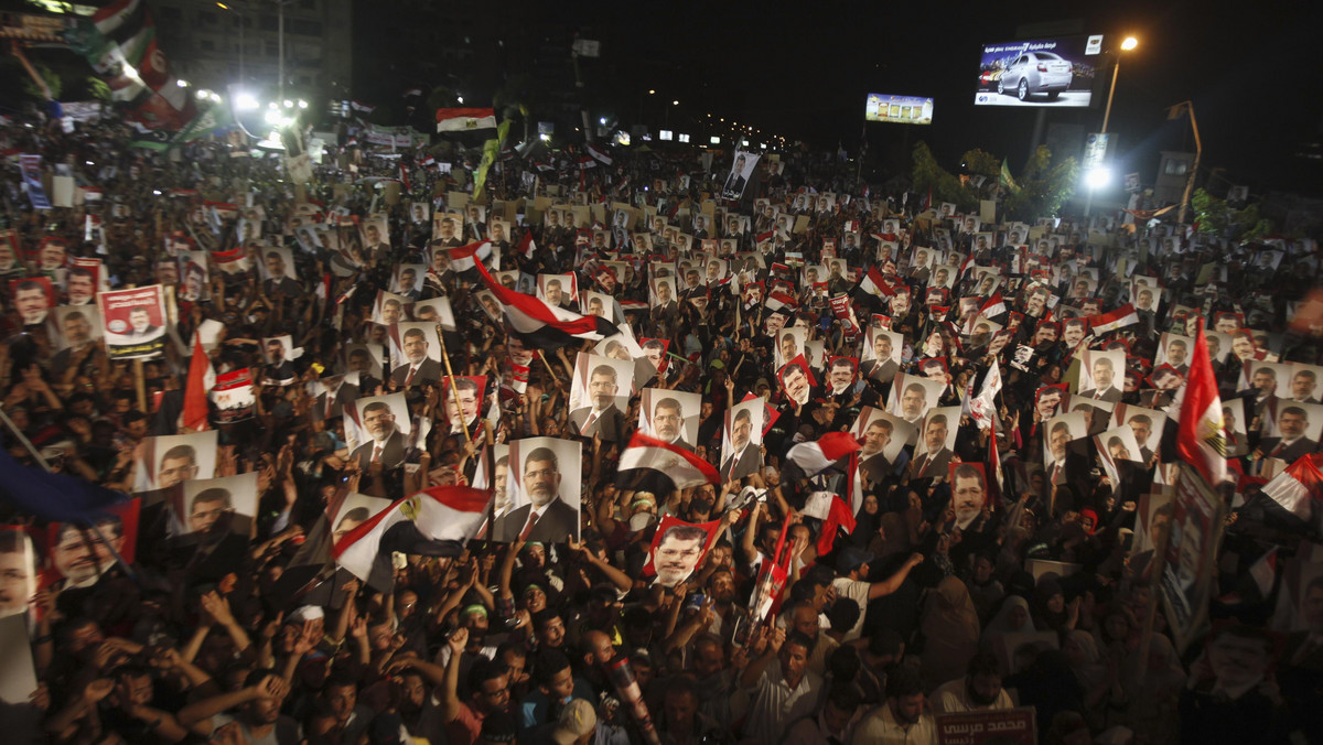 Zwolennicy i przeciwnicy odsuniętego przez wojsko od władzy prezydenta Egiptu Mohammeda Mursiego starli się w późnym wieczorem w Aleksandrii i innych miastach kraju. W Matruh, na północy, są co najmniej czterej zabici. Stany Zjednoczony zdecydowały się ewakuować swoją ambasadę w Kairze. W nocy służby bezpieczeństwa Egiptu aresztowały przywódców Bractwa Muzułmańskiego.
