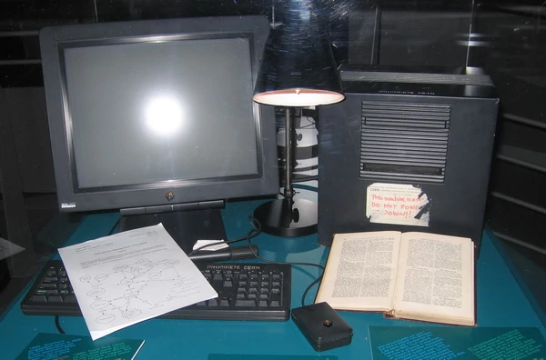 NeXT – komputer, na którym opierały się eksperymenty Tima Bernersa-Lee. To właśnie ta maszyna była pierwszym w historii serwerem WWW