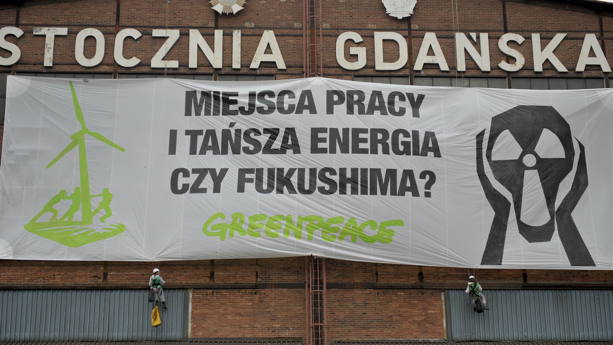 Aktywiści Greenpeace zawiesili na byłej hali produkcyjnej w Stoczni Gdańsk ogromny baner z przesłaniem, że Polska powinna budować morskie elektrownie wiatrowe zamiast atomowych. Akcja była nielegalna; władze stoczni nie były wcześniej o niej poinformowane.