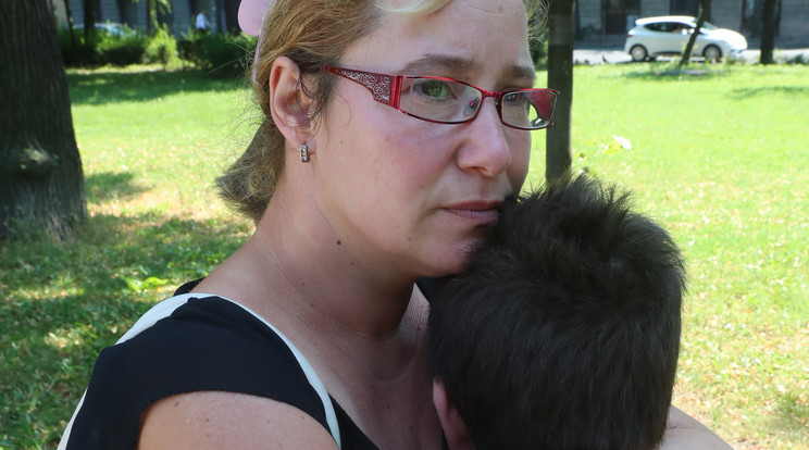 A kisfiú édesanyja a tragédia után rettegve ölelte magához Dominikot, aki azóta intézetbe került. Szeretné visszakapni / Fotó: Isza Ferenc