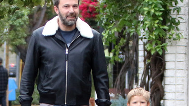 Ben Affleck na spacerze z matką i synem. Mały Samuel podobny do słynnego taty?