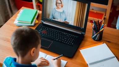 Laptopy trafiają w ręce uczniów. Ministerstwo zdradza, jak może wyglądać ich kontrola