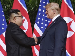 Kim Dzong Un, przywódca Korei Północnej i Donald Trump, prezydent Stanów Zjednoczonych. Singapur, 12 czerwca 2018 r.