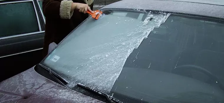 Co zrobić, by rano szyby auta nie były pokryte lodem?