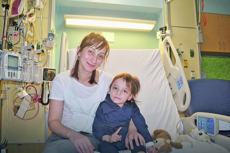 Teška borba za ozdravljenje: Sa mamom u bolnici