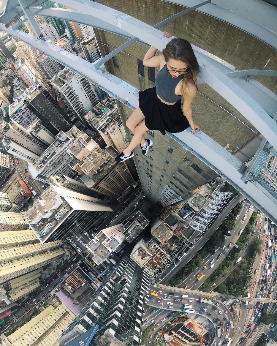 Életveszélyes helyekre
mászik ki Angela egy-egy 
jobb fotó kedvéért/Fotó:Instagram