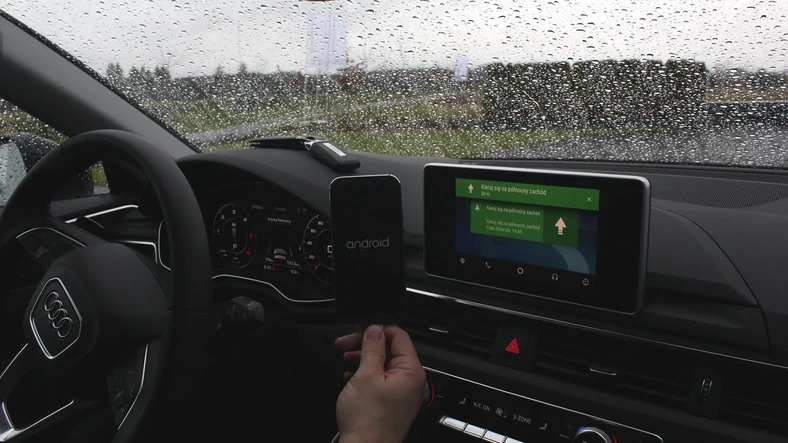 Audi A4 z podłączonym smartfonem z Android Auto