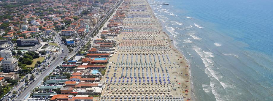 Plaża w Viareggio. We Włoszech połowa sierpnia to szczyt sezonu wakacyjnego