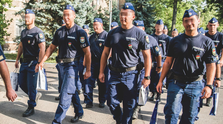 A zsaruk autóval nem hajthattak be az útra, így jobb híján gyalogolni voltak kénytelenek (Képünk illusztráció) /Fotó: MTI