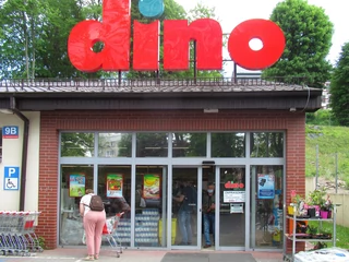 Największym pracodawcą wśród firm rodzinnych jest spółka Dino Polska – 25,8 tys. osób. Pierwszy sklep został otwarty w 1999 roku. Sieć liczy obecnie ponad 1,6 tys. sklepów