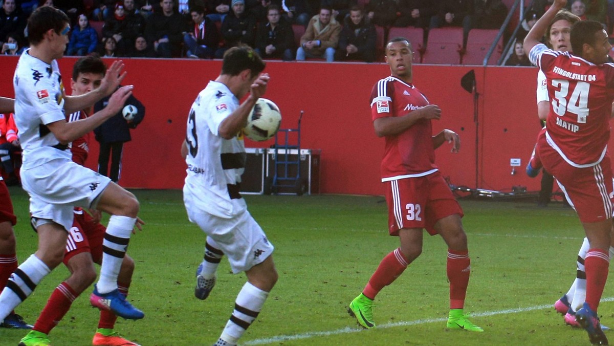 FC Ingolstadt 04 przegrał z Borussią Moenchengladbach 0:2 (0:0) w pierwszym niedzielnym meczu 22. kolejki Bundesligi. Do zwycięstwa gości bardzo przyczynił się gol strzelony przez Larsa Stindla w 61. minucie. Napastnik gości uderzył w tej sytuacji piłkę ręką, co jednak umknęło arbitrowi.