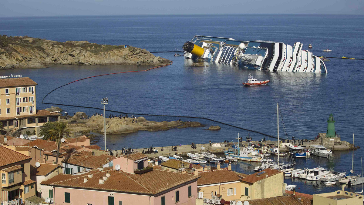 We wraku statku Costa Concordia znaleziono ciała dwóch kobiet - podały ekipy ratunkowe. Liczba potwierdzonych śmiertelnych ofiar katastrofy wzrosła tym samym do piętnastu. Znalezienie następnych ofiar było możliwe dzięki temu, że płetwonurkowie przy użyciu mikroładunków wybuchowych dostali się do następnych, dotychczas zamkniętych pomieszczeń statku.
